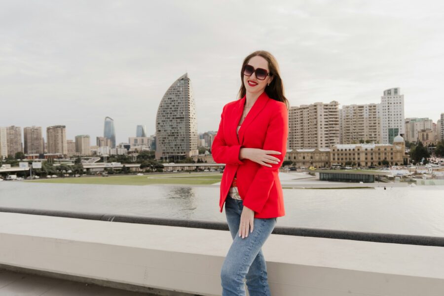 Woman blazer jeans white shirt city