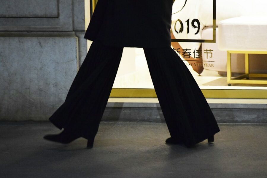 Woman wide leg trousers street outfit
