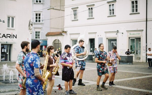 How outdoor live music pop-ups are changing the rhythm of city life
