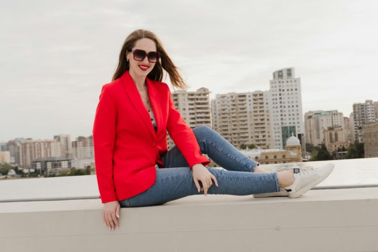 Plus size outfit detail sneakers blazer jeans